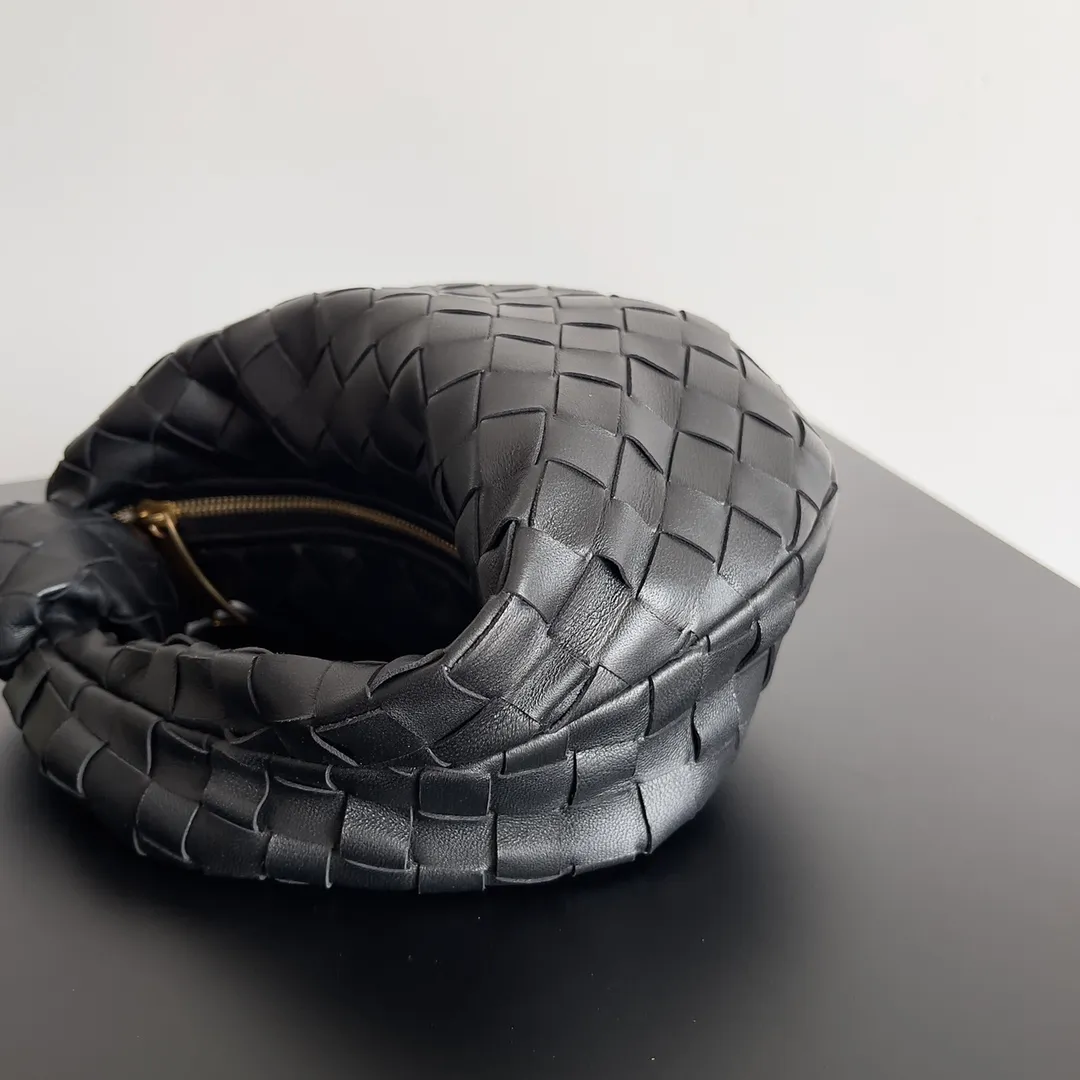 Batch 1120 Bottega veneta͙.——The latest braided and knotted hobo🔥 The top-grade lambskin leather is very soft, the bag shape is unique, practical and durable. It retains the traditional weaving elements while being a bit more flamboyant ~ Made of hand-woven sheepskin, zipper opening and closing, curved seamless structure, effortless to match. Highly recommended⚠️⚠️⚠️ The highest-end in the market🌈 Welcome to compare [Factory equipped with full package] size: 23x15x5cm.   Model: 651876